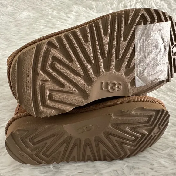 NEW Ugg Graphic Stitch Chestnut Logo Classic II Short Toddler Boots Sz 7