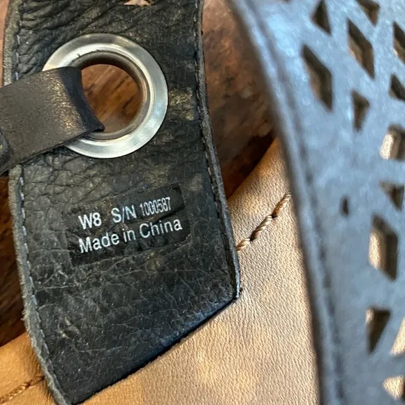 NEW Ugg Leather Laser Cut Thong Sandals