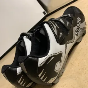 New women’s venzo mountain biking shoes 🚴