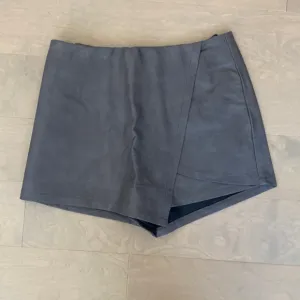 New worn once She &amp; Sky faux leather skort size M