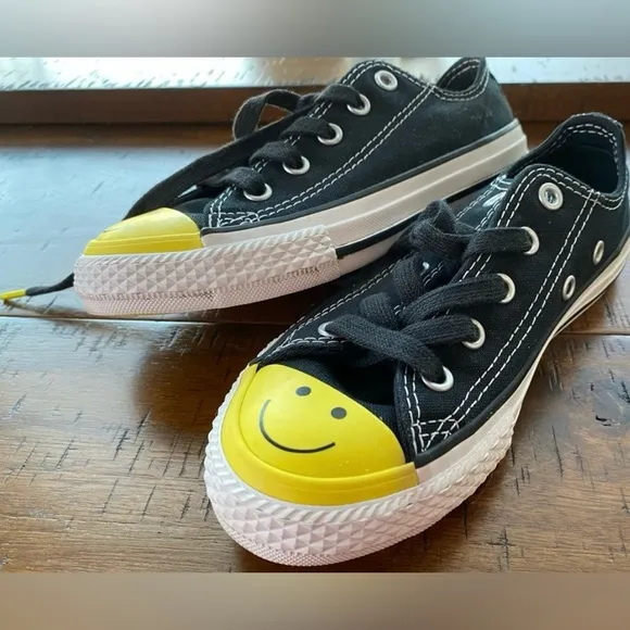•NEW•Converse Chuck Taylor All Star Smiley Low Top Sneakers