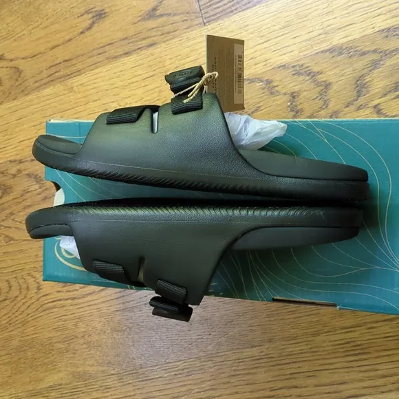 NIB Chaco Chillos Slide Sandals Black Adjustable Strap Sandal Kids Size 4