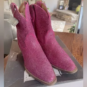 NIB Dingo Ladies Rhinestone Cowgirl Short Fuchsia Booties Boots, Size 8.5