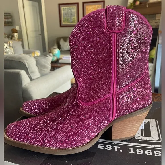 NIB Dingo Ladies Rhinestone Cowgirl Short Fuchsia Booties Boots, Size 8.5