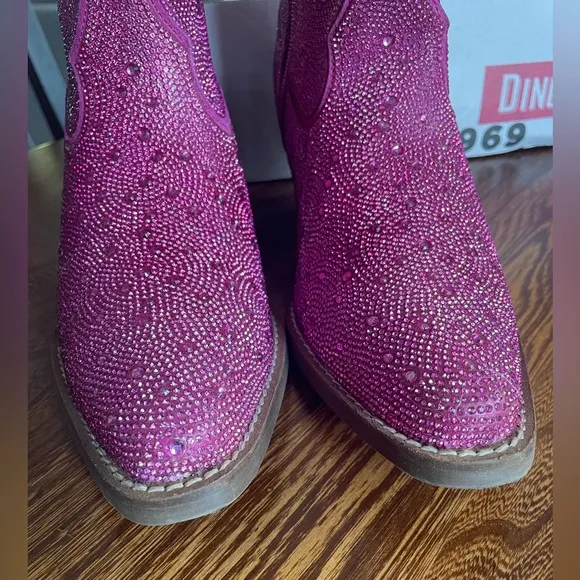 NIB Dingo Ladies Rhinestone Cowgirl Short Fuchsia Booties Boots, Size 8.5