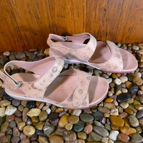 NIB!! Easy Spirit Hartwell Sandals Size 7M Brown Leather Floral Print