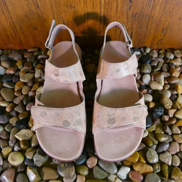NIB!! Easy Spirit Hartwell Sandals Size 7M Brown Leather Floral Print