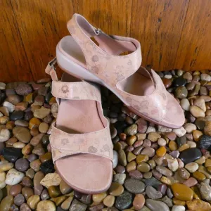 NIB!! Easy Spirit Hartwell Sandals Size 7M Brown Leather Floral Print
