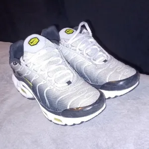 Nike Air Max Plus TN “Bumble Bee” Men's Athletic Shoes -Size 5Y CD0609-022