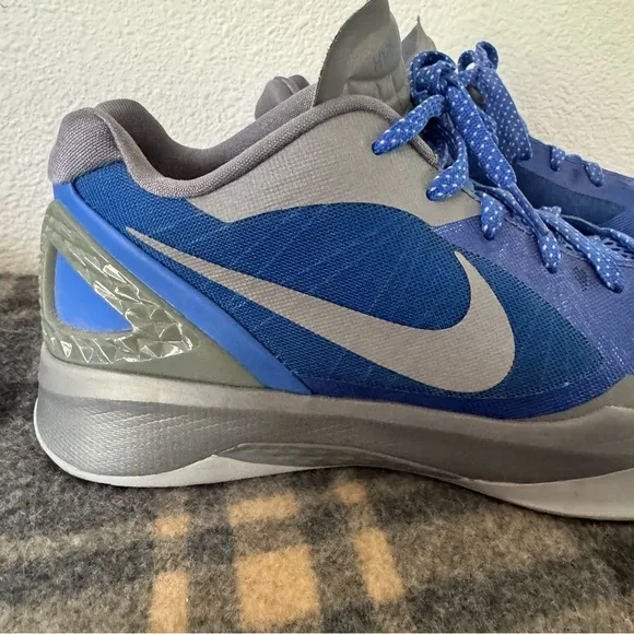 Nike Air Zoom Hyperdunk Low PE 2011 SKU# 487637-401 Men’s Sz 9 Athletic Vintage