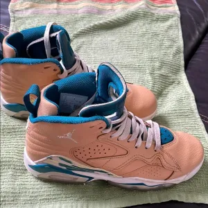 NIKE Jordan MVP Big Kids Shoes, Twine/Sail/Geode Teal/Luminous Green 5Y