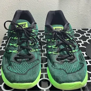 Nike Lunartempo 2 Men’s Size 14 Green and Black Sneakers with Breathable Mesh