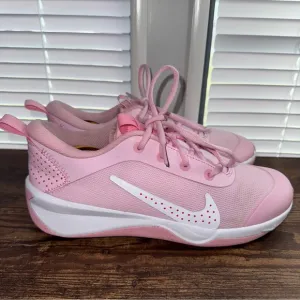 Nike Omni Multi-Court Big Kids Indoor Court Shoes Girl Pink Foam Size 7Y DM9027