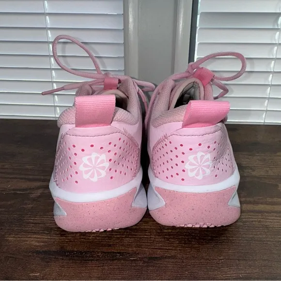 Nike Omni Multi-Court Big Kids Indoor Court Shoes Girl Pink Foam Size 7Y DM9027
