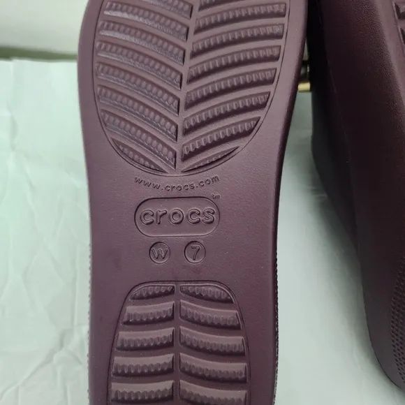NWOB Crocs Classic Platform Slide Sandals Womens Sz 7 Iconic Comfort Dark Cherry