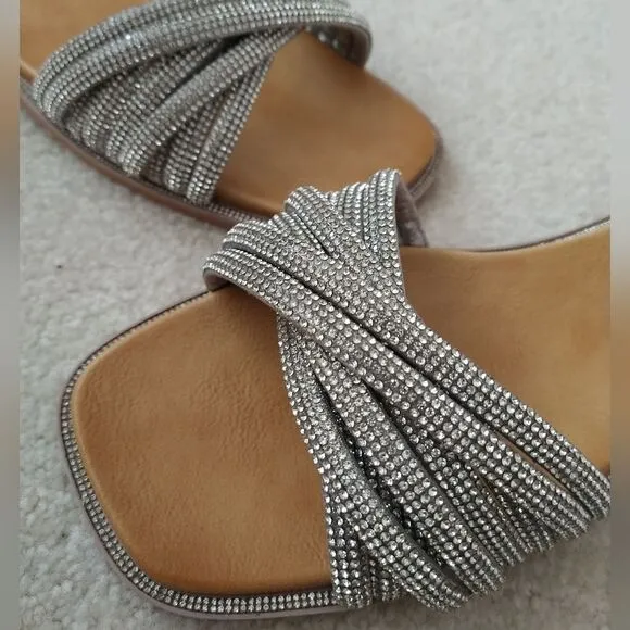NWOB STEVE MADDEN Vanilly Crystal Diamond Slide Sandals Rhinestone Flop Flops