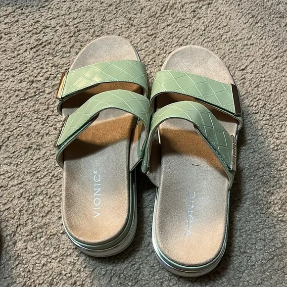 NWOB Vionic Brandie Platform Slip On Slide Sandals Celery Green White Sz 9 Wedge