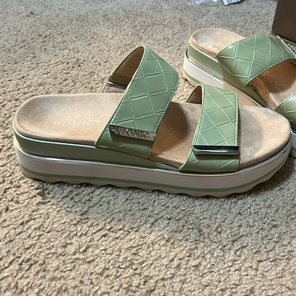 NWOB Vionic Brandie Platform Slip On Slide Sandals Celery Green White Sz 9 Wedge