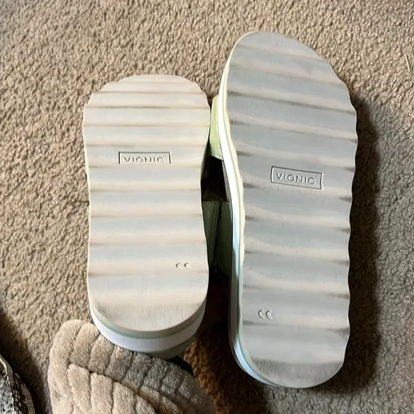 NWOB Vionic Brandie Platform Slip On Slide Sandals Celery Green White Sz 9 Wedge