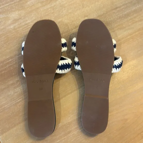 NWOT, Kaanas Tansy Navy Sandals