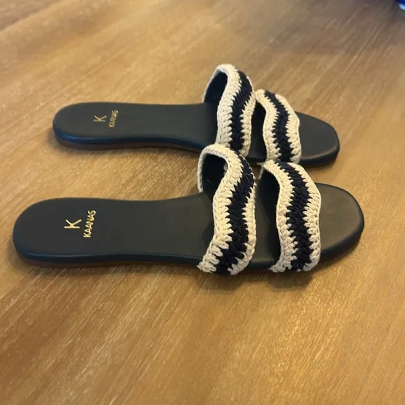 NWOT, Kaanas Tansy Navy Sandals