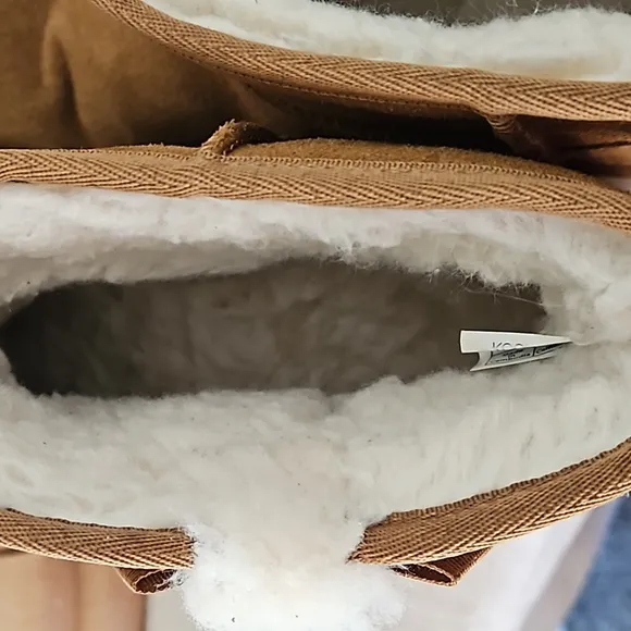 NWOT Koolaburra boots by uggs Size 12. Comes with carrying case.