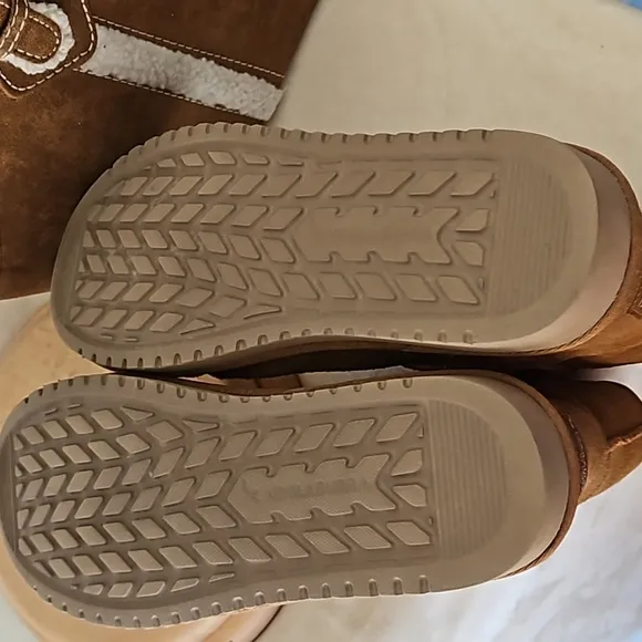 NWOT Koolaburra boots by uggs Size 12. Comes with carrying case.