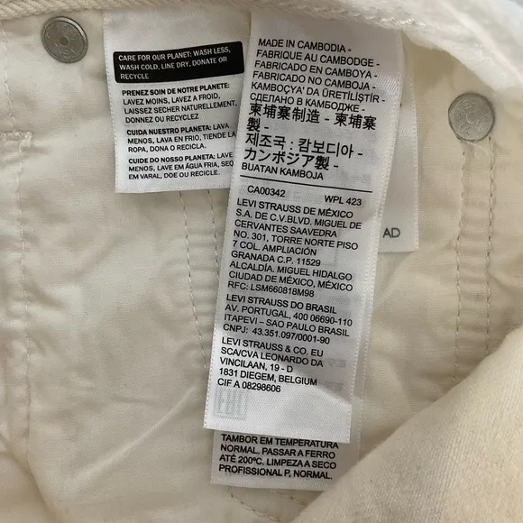 NWOT Levi’s Premium Ribcage Shorts  Size 26 High Rise Off-White Raw Hem Denim