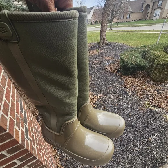 NWOT Tall UGG Boots, sz 9