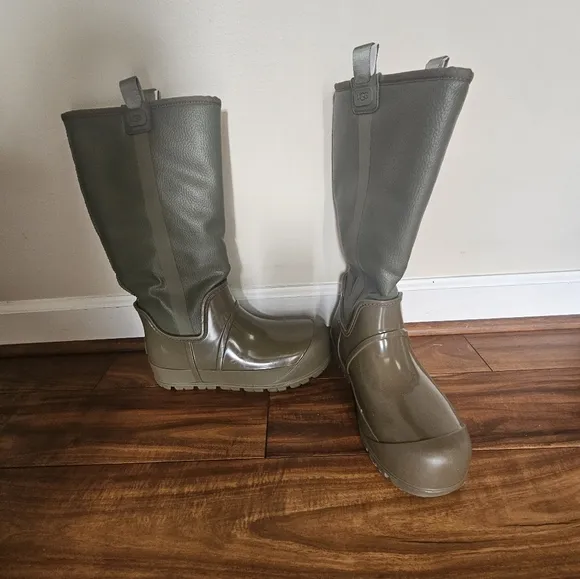 NWOT Tall UGG Boots, sz 9