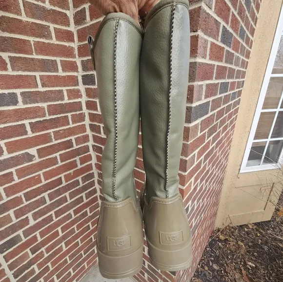 NWOT Tall UGG Boots, sz 9