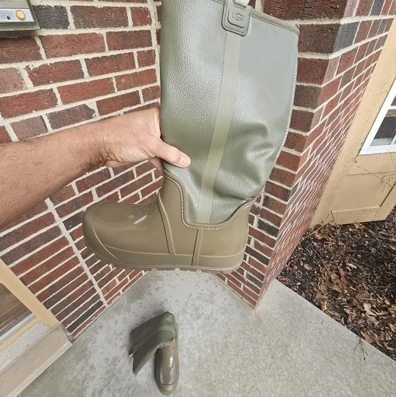 NWOT Tall UGG Boots, sz 9