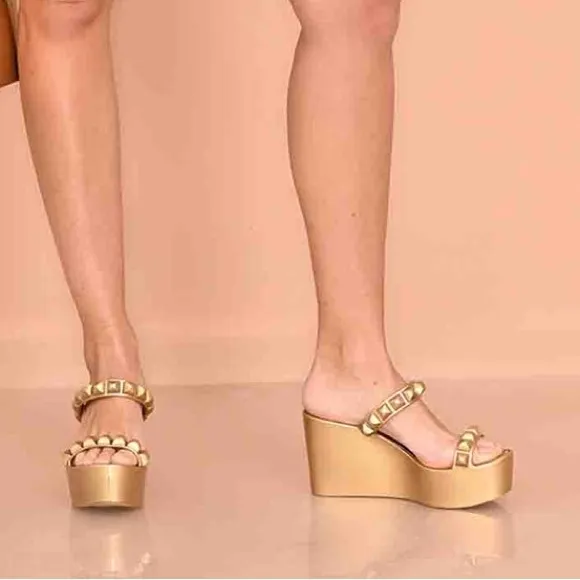 NWOT.  The sexiest most comfortable summer sandals ever!!!