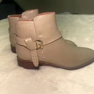 NWT CREVO leather Collie Buckled Short Bootie In Beige