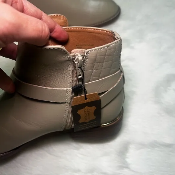 NWT CREVO leather Collie Buckled Short Bootie In Beige