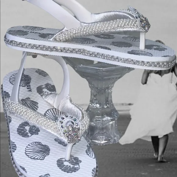 Old Navy Youth wedding Flip Flop Sandals, SZ 11, Flower Girl, Beach wedding Shoe
