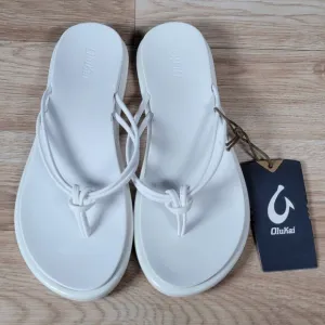 OluKai AKA Sandals Womens Size 10 White Beach Slippers Flip Flops 20509-4R4R