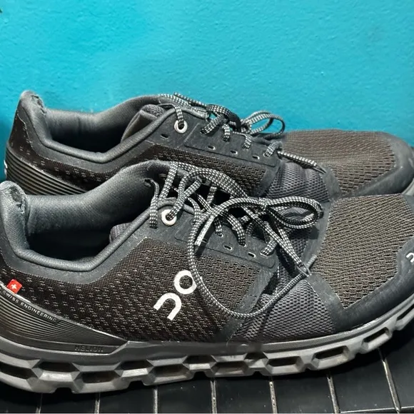 On-Running Mens Cloudstratus Black/Shadow Running Shoe - 10