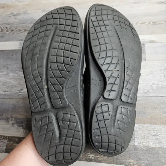 Oofos Black Flip Flop Sandals Size 42 Men's 9 or Women's 11
