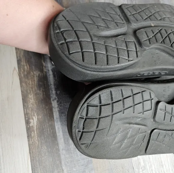 Oofos Black Flip Flop Sandals Size 42 Men's 9 or Women's 11