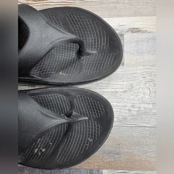 Oofos Black Flip Flop Sandals Size 42 Men's 9 or Women's 11