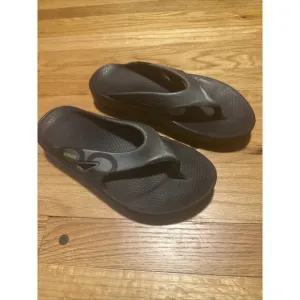 OOFOS Black Flip Flop Thong Sandals Size EU 40 US Men's 7 Women's 9