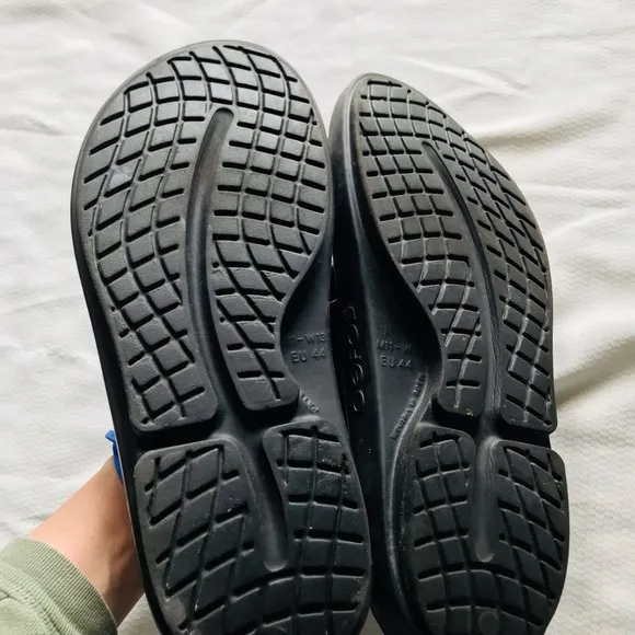 OOFOS Men's Black Sandals