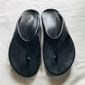 OOFOS Men's Black Sandals