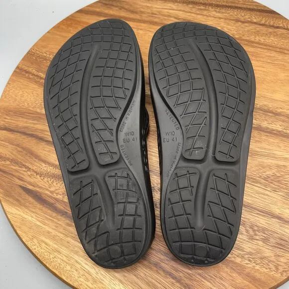 OOFOS OOLALA Sandals Womens Size 10 Black Patent Luxe Flip Flop Thong Recovery