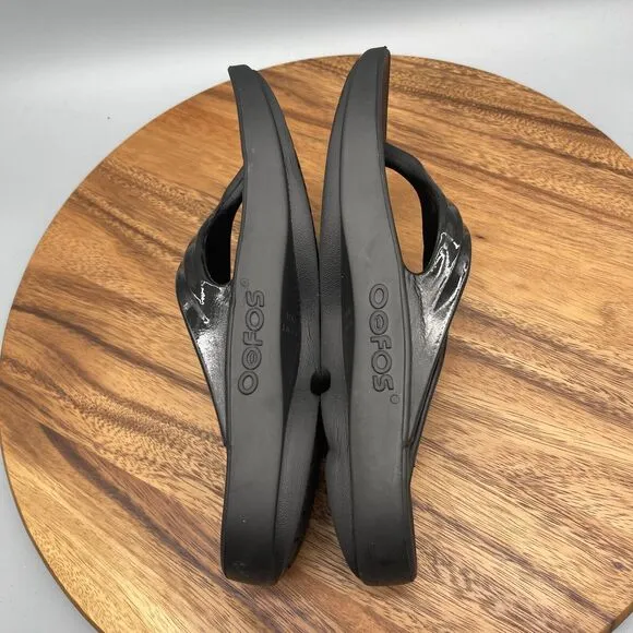 OOFOS OOLALA Sandals Womens Size 10 Black Patent Luxe Flip Flop Thong Recovery