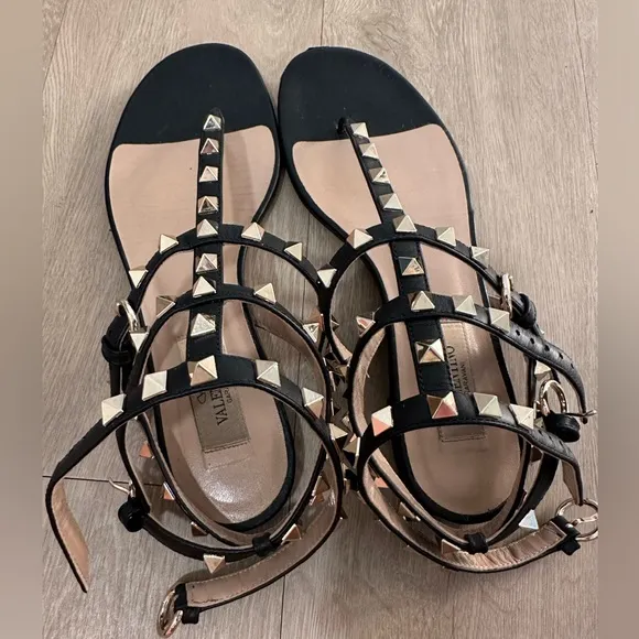 ROCKSTUD CALFSKIN FLAT FLIP-FLOP SANDAL