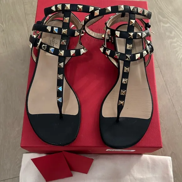 ROCKSTUD CALFSKIN FLAT FLIP-FLOP SANDAL