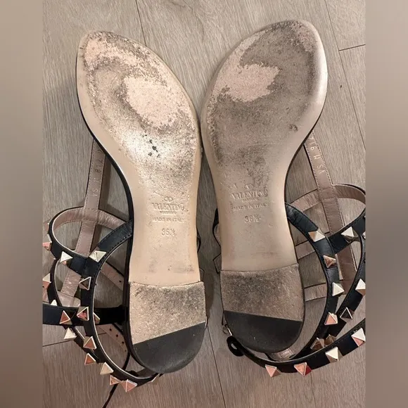 ROCKSTUD CALFSKIN FLAT FLIP-FLOP SANDAL
