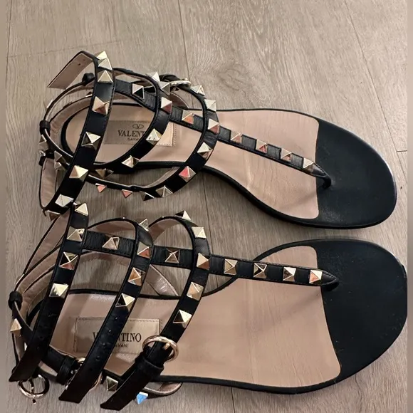 ROCKSTUD CALFSKIN FLAT FLIP-FLOP SANDAL